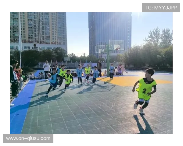 幼儿篮球表演现默契一幕，小朋友失误后从容化解获掌声